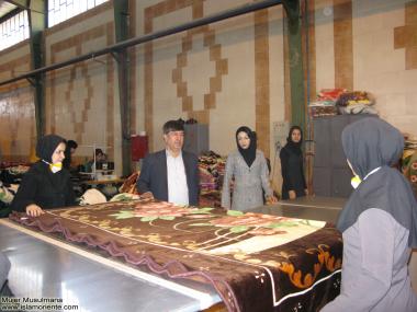  مسلمان خواتین اور معاشرہ - حجاب کے ساتھ فیکٹری کے کاموں میں شریک، ایران 