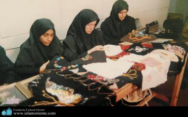 مسلمان خواتین اپنے اسلامی حجاب کے ساتھ سلائی میں مصروف 