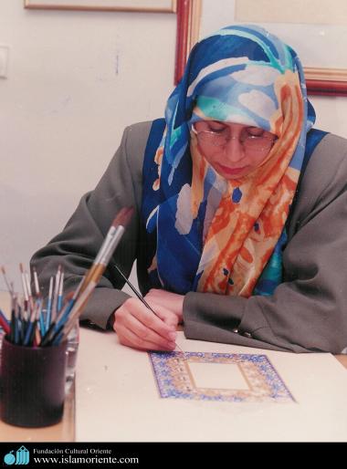 Mulher muçulmana - Artista fazendo um Tazhib, arte de ornamentação através da miniatura ou pintura  