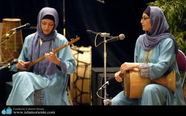 Músicas muçulmanas se apresentão com instrumentos tipicos do Irã