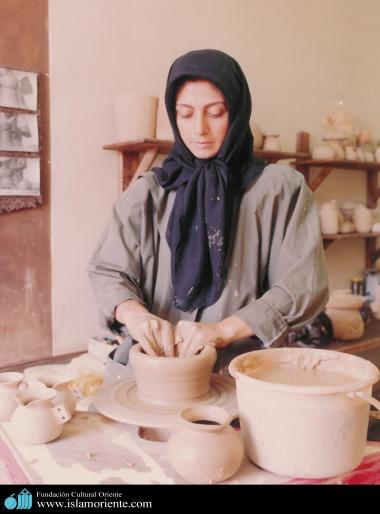 Mulher muçulmana preparando um vaso  