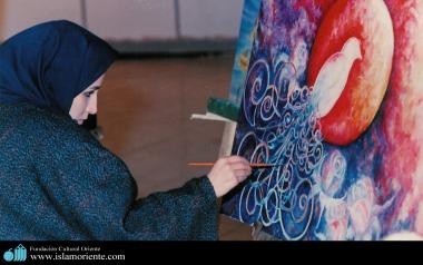 Mulher muçulmana pintando quadro