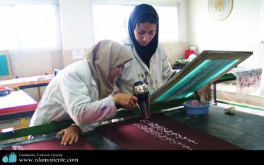 Mulher muçulmana na estampa de tecidos