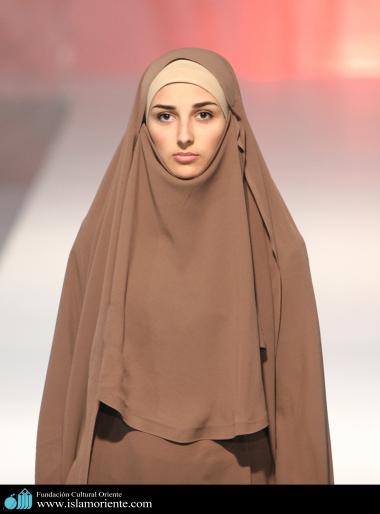 مسلمان خاتون اپنے حجاب کے ساتھ اسلامی فیشن شو میں - ۴