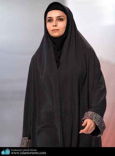 مسلمان خاتون اپنے حجاب کے ساتھ اسلامی فیشن شو میں - ۴۷