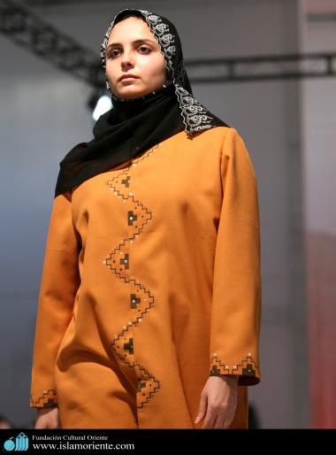 Mulher muçulmana em desfile de moda