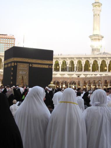 Femmes musulmanes en pleine activités religieuses auprès de la maison de Dieu à la Mècque