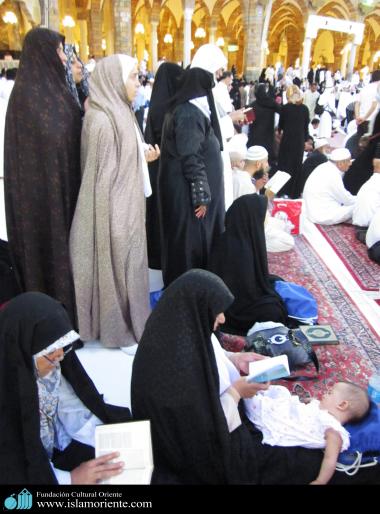 مسلمان خواتین شہر مکہ کی مسجد الحرام میں عبادت میں مصروف اپنے اسلامی حجاب میں - ۲۳۰