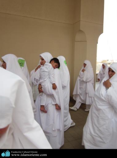Femmes musulmane habillées en blanc pour les rites du pèlerinage- 232