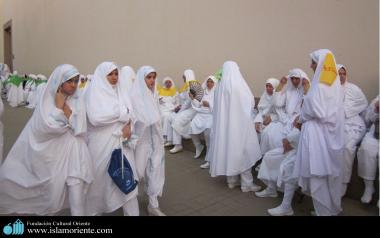  مسلمان خواتین کا قافلہ زیارت کے لئے روانہ اسلامی حجاب میں - ۲۰۳