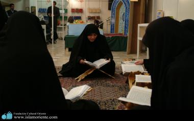 Mulheres muçulmanas estudando o Alcorão Sagrado