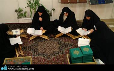 Mulheres muçulmanas se dedicando ao aprendizado do Alcorão