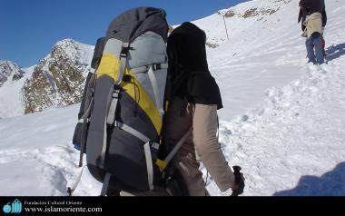 Mulher muçulmana, na escalada de uma montanha 