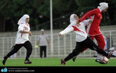 Mulheres muçulmanas jogando fotebol