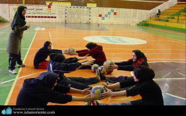 Мусульманская женщина - Спорт мусульманских женщин - Тренировка мусульманских женщин по волейболу - 100