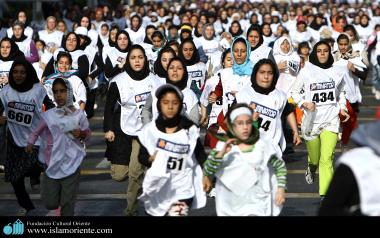 مسلمان خاتون اور کھیل - ایرانی خواتین اپنے حجاب کے ساتھ کھیل میں شریک