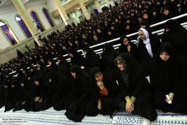 Mulheres muçulmanas, aguardando o discurso do líder iraniano Aiatolá Khomenei