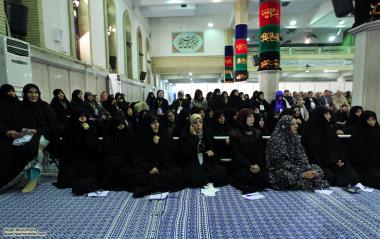 Mulheres muçulmanas sentadas ouvindo atentas o discurso do Imam Khamenei