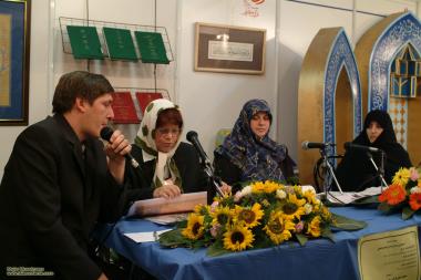 イスラム教の女性とヒジャーブ、社会的・文化的活動 -370