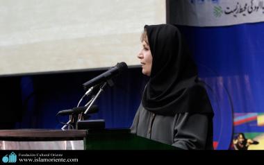 Mulher muçulmana discursando em uma assembleia 