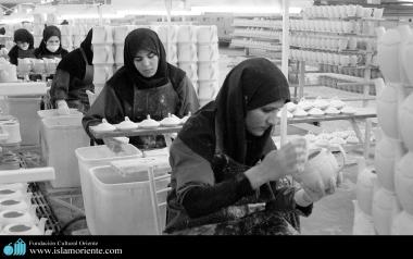 Femme musulmanes en hijab dans leur lieu de travail à l&#039;usine