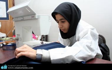Femme musulmane couturière en hijab dans son atelier de travail