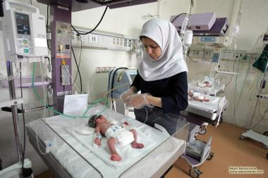Femme musulmane dans son lieu de travail dans une pédiatrie des nouveaux nés