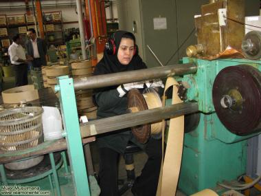 イスラム教の女性の仕事（金属旋盤カット機）