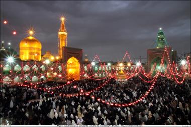 Manifestation active de femmes musulmanes dans la grande cour du santuaire de l&#039;Imam Rida (a.s) dans la ville de Mashad en iran