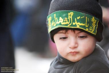 Menino particioando de cerimônia pelo martírio do  Imam Hussain (AS)