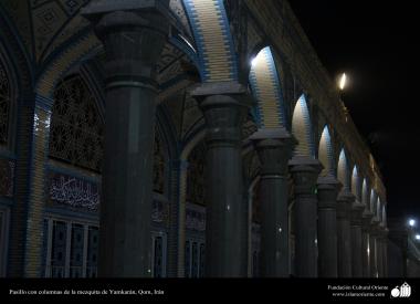 Architettura islamica-Vista di sala e colonne rivestite di piastrelle(Kashi) di moschea Giamcharan-Città santa di Qom