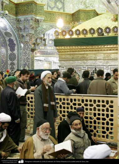  Pèlerins qui visitent le sanctuaire de Fatima Masuma dans la ville sainte de Qom