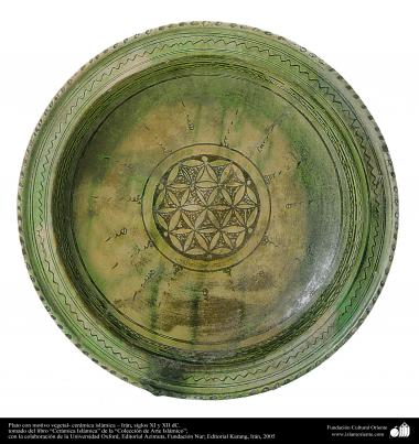 Исламское искусство - Черепица и исламская керамика - Керамическая тарелка с рисунками растений в центре - В XI в. - 17