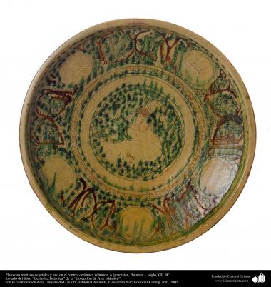 Plato con motivos vegetales y ave en el centro; cerámica islámica, Afghanistan, Bamian  –  siglo XIII dC. (56)