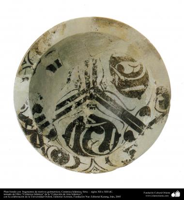 هنر اسلامی - سفال وسرامیک اسلامی - بشقاب سفالی با نقوش هندسی - سوریه - قرن دوازدهم یا سیزدهم میلادی - 77