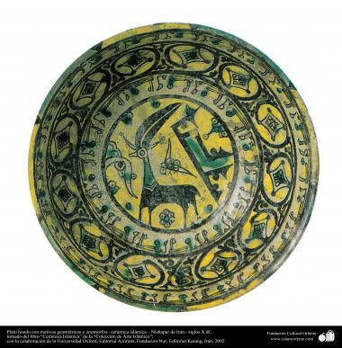 الفن الاسلامی - صناعة الفخار و السيراميك الاسلامیة - طبق مع نقش الهندسية والحيوانية - إيران، نيسابور - القرن العاشر