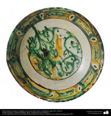 Cerâmica islâmica - Prato com temas vegetais e com desenho de uma ave no centro. Feito no Irã ou Azerbaidjão, no século XII - XIII d.C