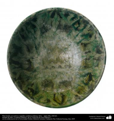 Plato hondo con motivos vegetales; cerámica islámica, Siria –  siglos XII o XIII dC. (96)