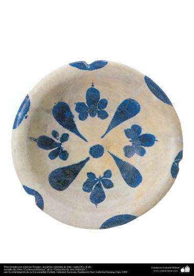 اسلامی فن - عراق سے متعلق مٹی کا پرانا پلیٹ اور اس پر نیلے پھول کی ڈیزائن - دسویں صدی عیسوی