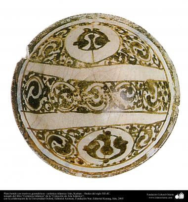 Plato hondo con motivos geométricos– cerámica islámica- Irán, Kashan – finales del siglo XII dC.