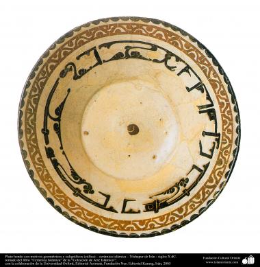 Cerâmica islâmica -  Prato fundo com tema caligráfico (cúfico), feito em Nishapur, Irã no século X d.C
