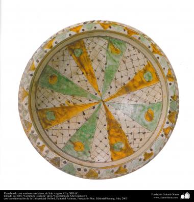 Исламское искусство - Черепица и исламская керамика - Керамическая тарелка с симетричными рисунками - Иран - В XII и XIII вв.