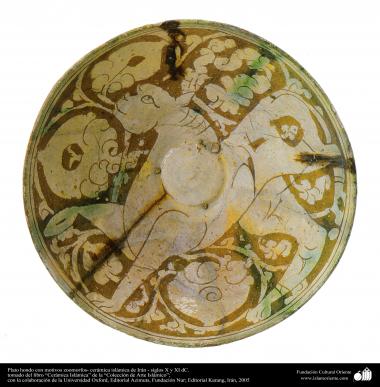 هنر اسلامی - سفال وسرامیک اسلامی - بشقاب با نقش یک جانور شبیه به پلنگ - ایران - قرن X و AD XI .