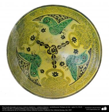 Plato hondo decorado con aves y motivos simétricos, – cerámica islámica – probablemente Nishapur de Irán - siglos X y XI dC.