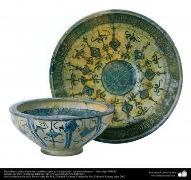 Islamic ceramics - Flat plate and bowl with plant motifs and calligraphy - Iran XIII century AD.