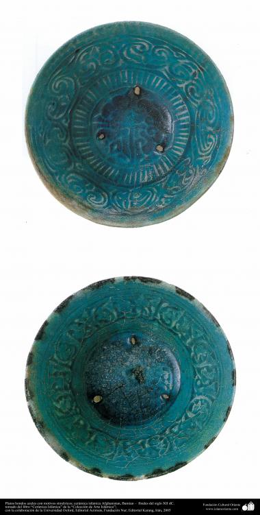 Platos hondos azules con motivos simétricos; cerámica islámica Afghanistan, Bamian –  finales del siglo XII dC. (34)