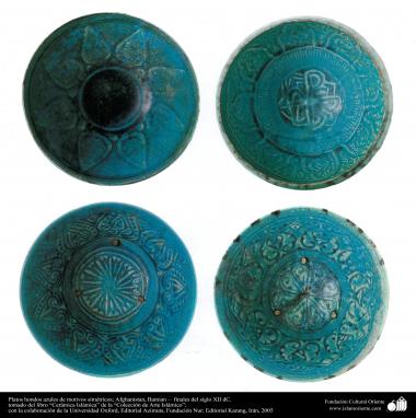 Pratos fundos azuis com motivos simétricos; Bamian, Afeganistão –  final do século XII d.C. (32) 