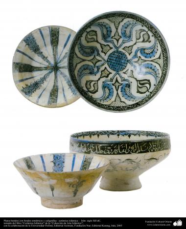  Arte islamica-Gli oggetti in terracotta e la ceramica allo stile islamico-Due viste diverse della scodella con motivi simmetrici e calligrafia sul bordo-Iran-XII secolo d.C    