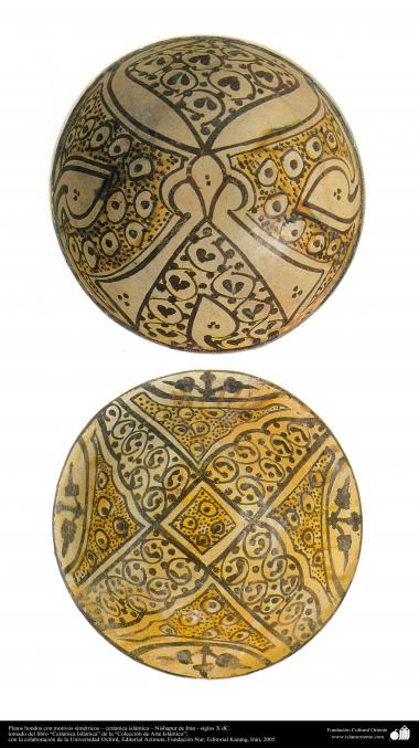 الفن الاسلامی - صناعة الفخار و السيراميك الاسلامیة - طبق مع رسم المتناظر - نيسابور في إيران - القرن العاشر الميلادي