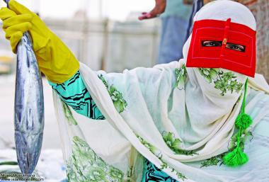 Travail de la femme musulmane - Pêcherie de la femme musulmane dans le sud de l&#039;Iran
